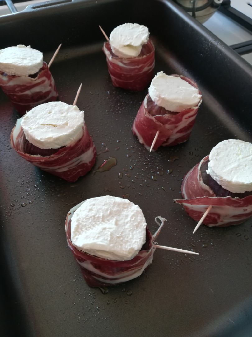 Инжир запечённый с козьим сыром и прошутто