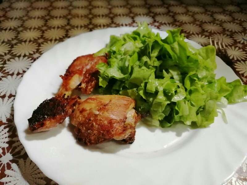 Курица в кефире с салатом