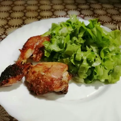 Курица в кефире с салатом