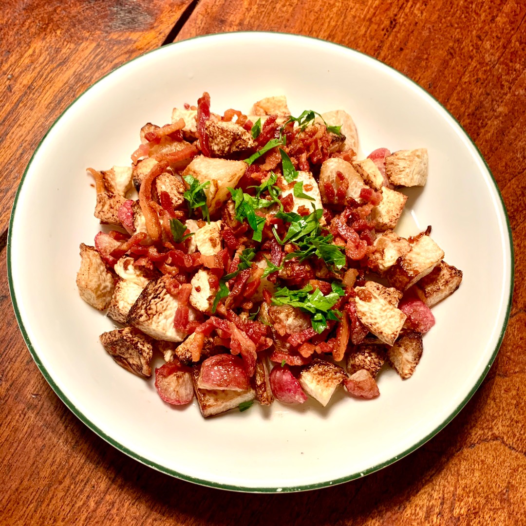 Кольраби жареная с редисом и беконом