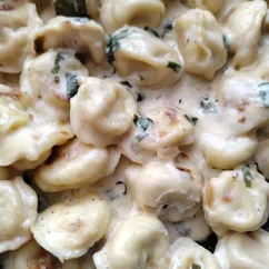 Пельмешки в сметанном соусе с сыром