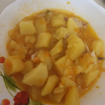 Картофель, тушенный с курицей в сковороде или казане