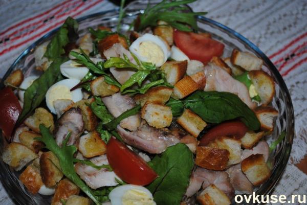 Салат из курицы с гренками