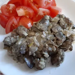 Тушёная куриная печень с шампиньонами