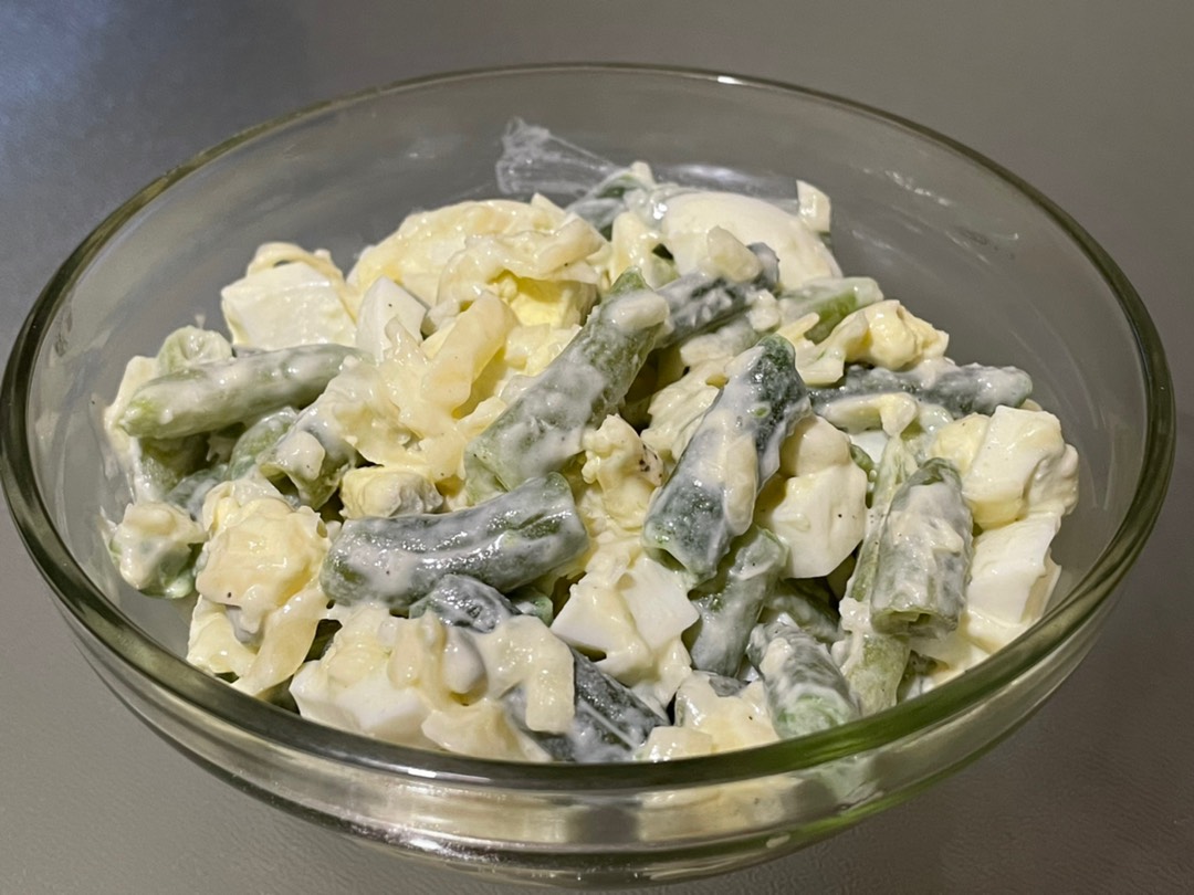 Салат с зеленой стручковой фасолью и яйцом