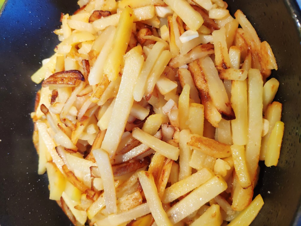 Тушеная картошка с солеными огурцами — рецепт с фото