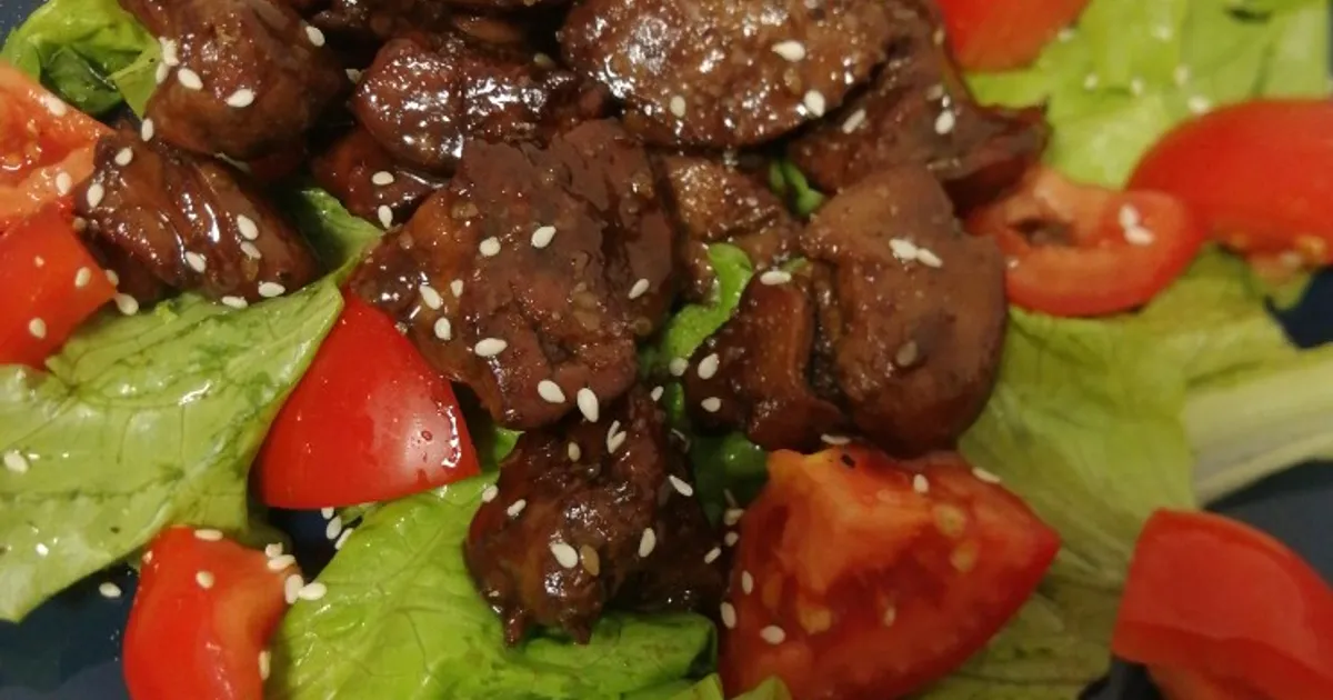 теплый салат с куриной печенью от юлии высоцкой. печень с грушей рецепт. салат теплый салат терияки. куриная печень с грушей. груши для печени.