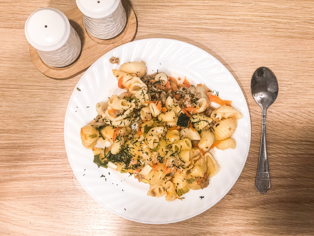 Макароны с фаршем на сковороде