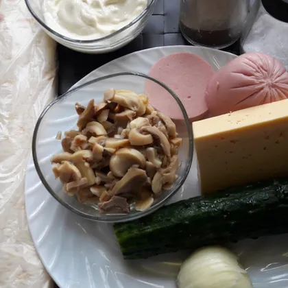 Рулетики из лаваша с грибами, сыром и колбасой