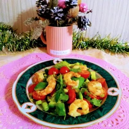 Новогодний салат из помидоров, рукколы, авокадо и креветок