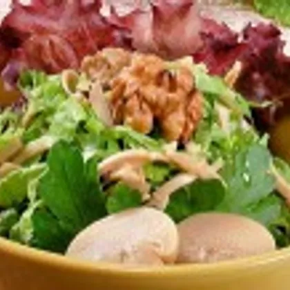 Салат из спаржи с базиликом, грибами и пармезаном