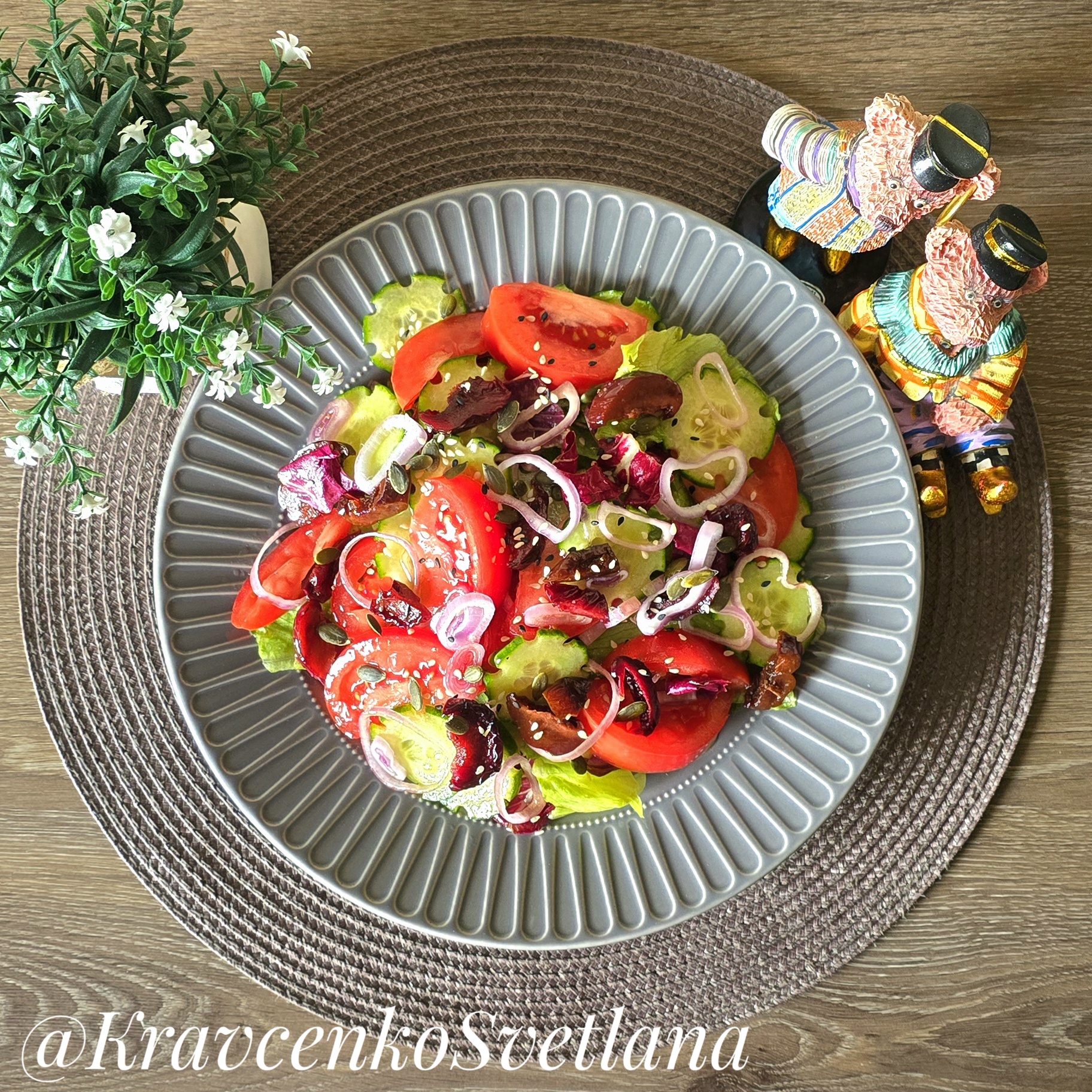 Салат овощной с миксом из листьев салата и вялеными сливами