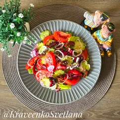 Салат овощной с миксом из листьев салата и вялеными сливами