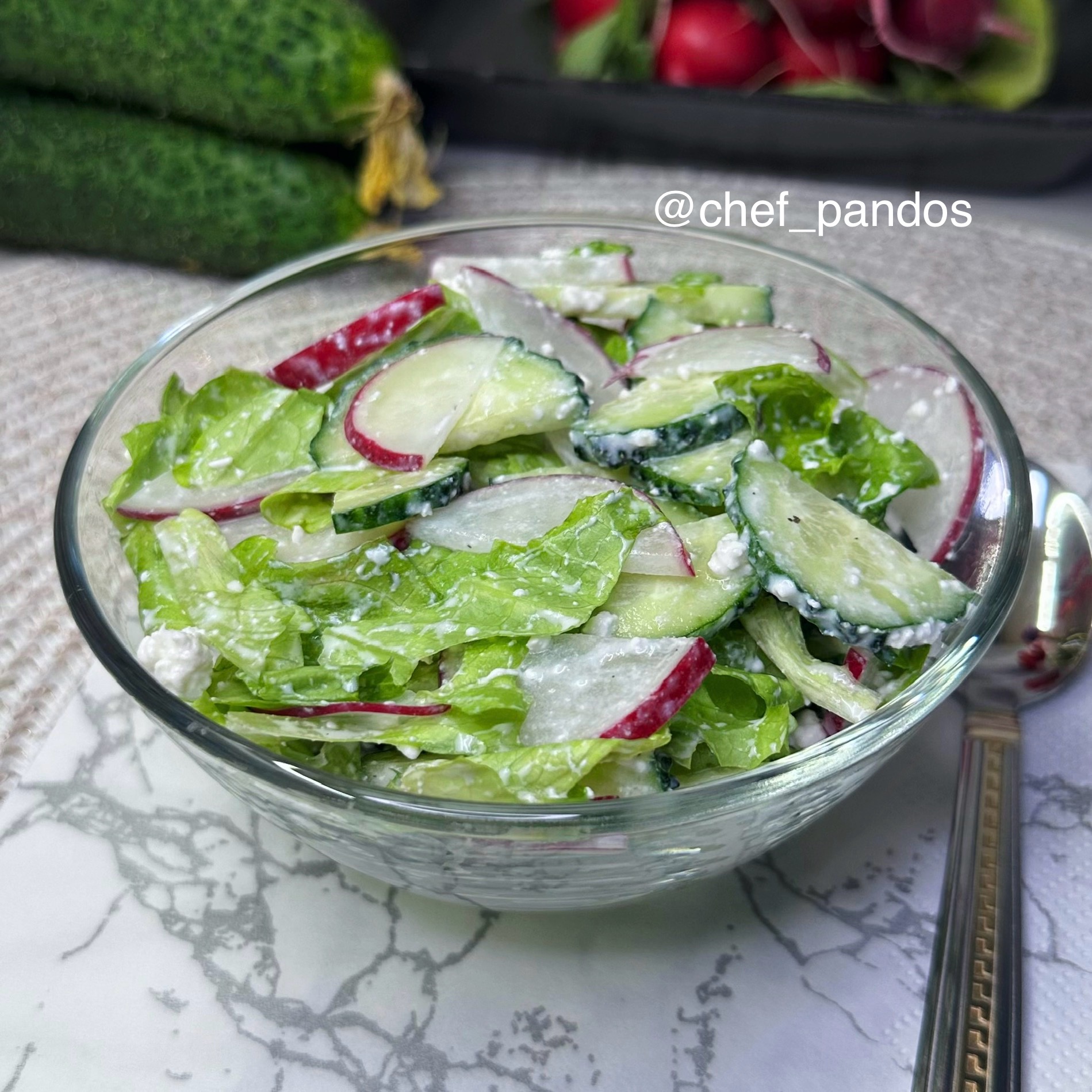 Салат с редиской, огурцами и творогом