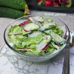 Салат с редиской, огурцами и творогом