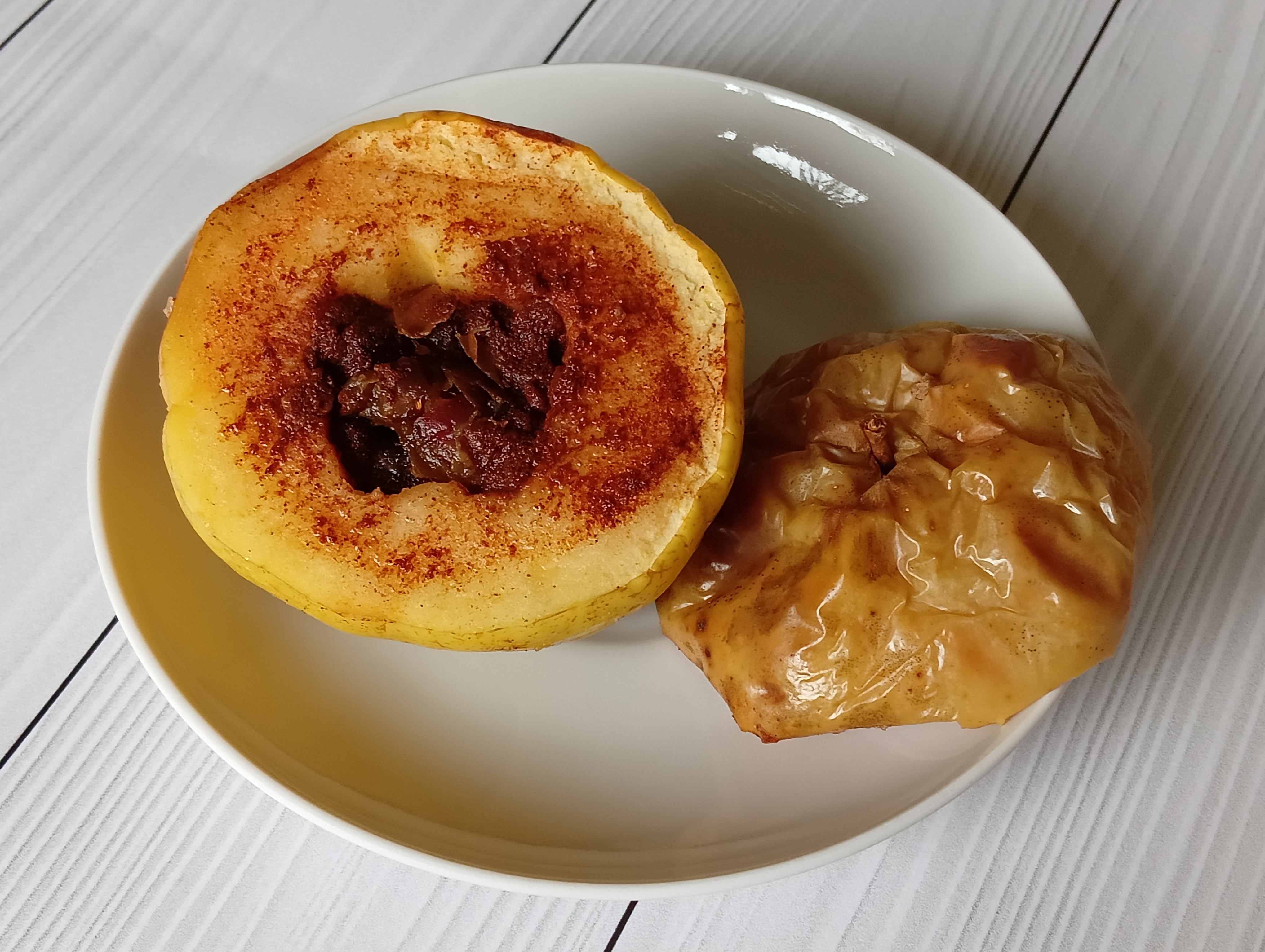 Запеченные яблоки с финиками