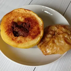 Запеченные яблоки с финиками