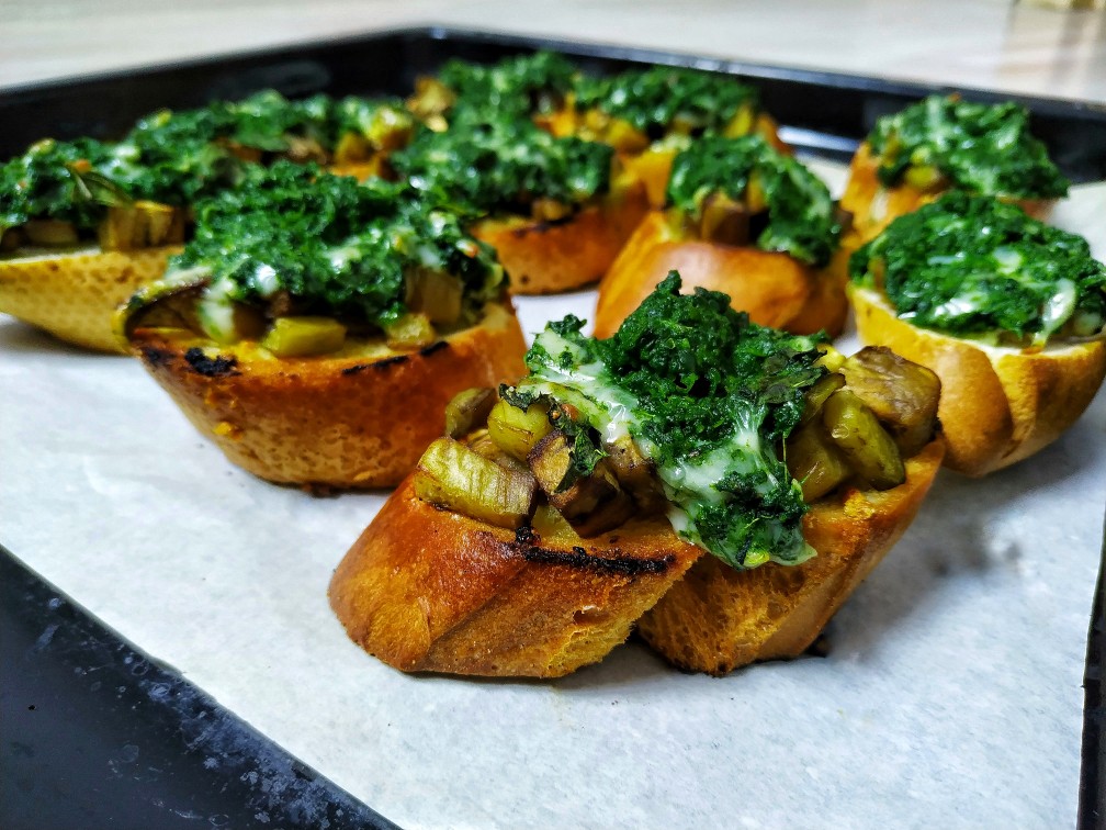 Брускетта со шпинатом