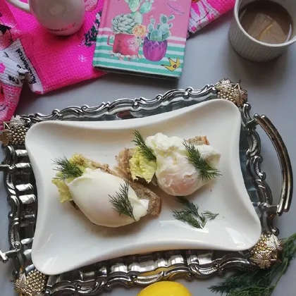 Яйца пашот с грибами на тосте
