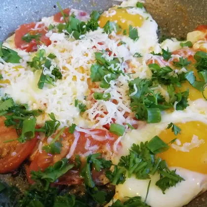 Яичница с помидорами, сыром и зеленью.Быстрый завтрак