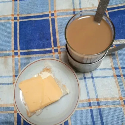 Школьный кофейный напиток с бутербродом с маслом и с сыром