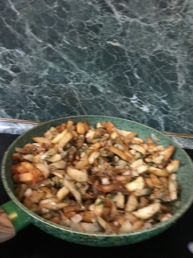 Картофель жареный с чесноком