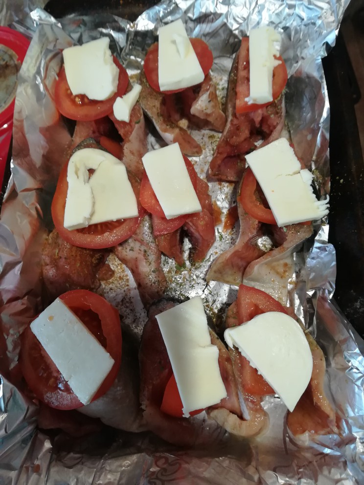 Горбуша в майонезе с сыром и луком в духовке - рецепт с пошаговыми фото