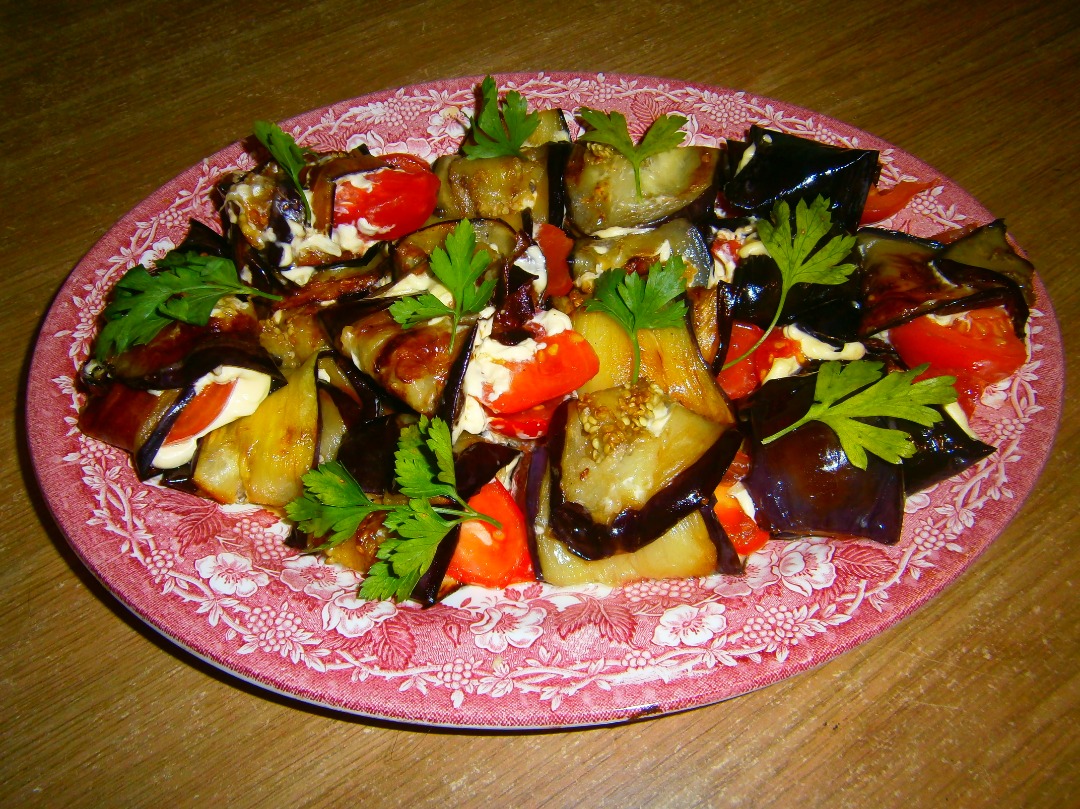 Как закрыть вкусный салат из баклажанов на зиму: простой рецепт