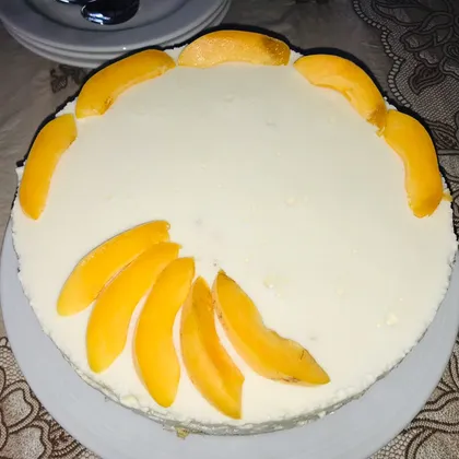 Торт без выпечки с персиками