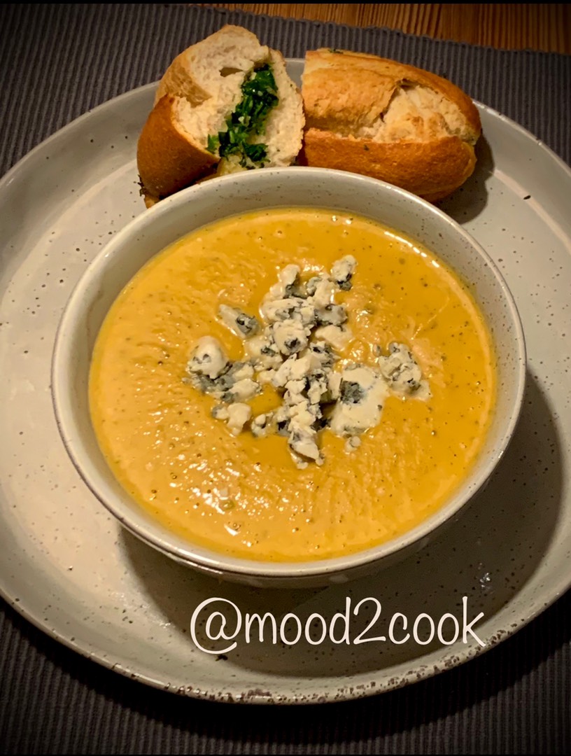 Тыквенный суп с голубым сыром и чесночными булочками