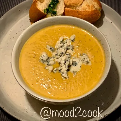 Тыквенный суп с голубым сыром и чесночными булочками