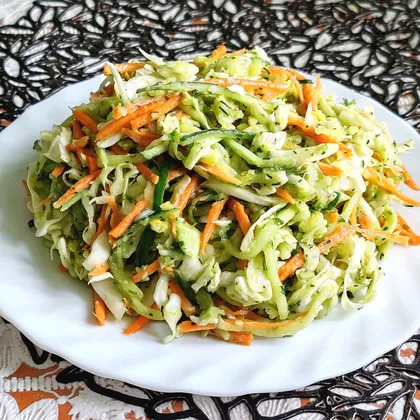 Овощной салат с зелёной пикантной заправкой