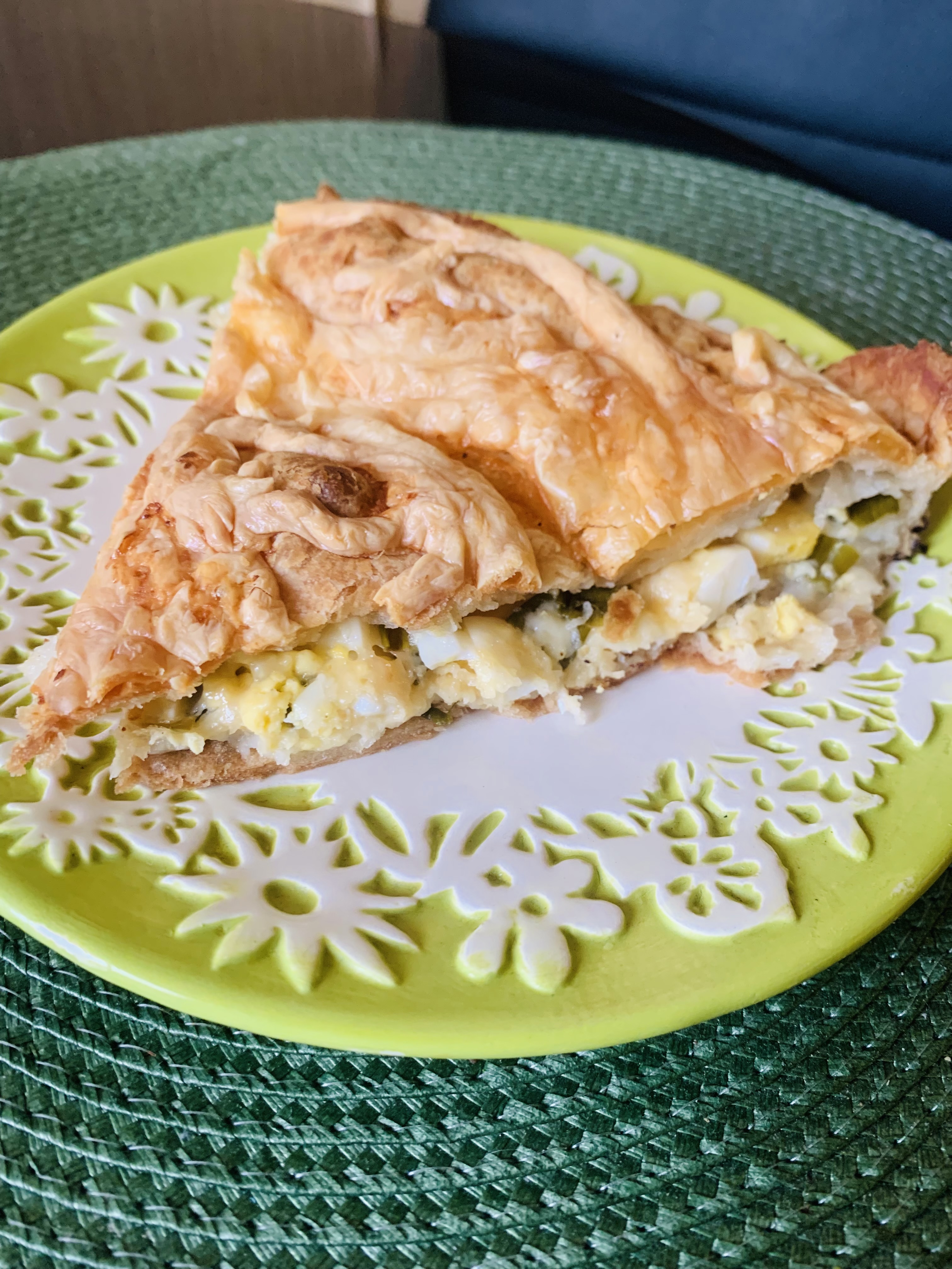 Слоеный пирог с сыром, яйцом и зелёным луком 