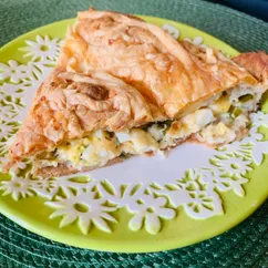 Слоеный пирог с сыром, яйцом и зелёным луком