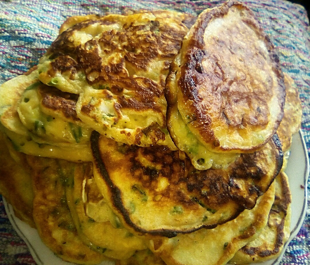 Весенние оладьи с яйцом и зелёным луком и укропом