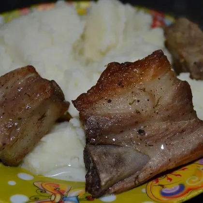 Запеченные в духовке маринованные свиные ребрышки, простой рецепт