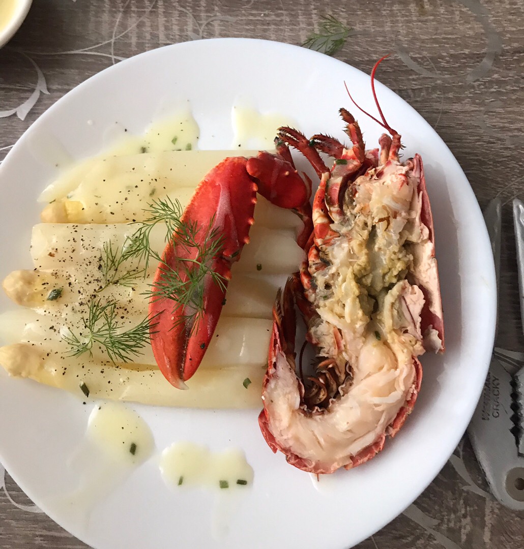 Спаржа и лобстер в соусе бешамель. 🤦‍♀️🦞