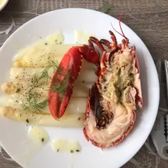 Спаржа и лобстер в соусе бешамель. 🤦‍♀️🦞