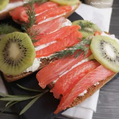 Бутерброды с красной рыбой и киви