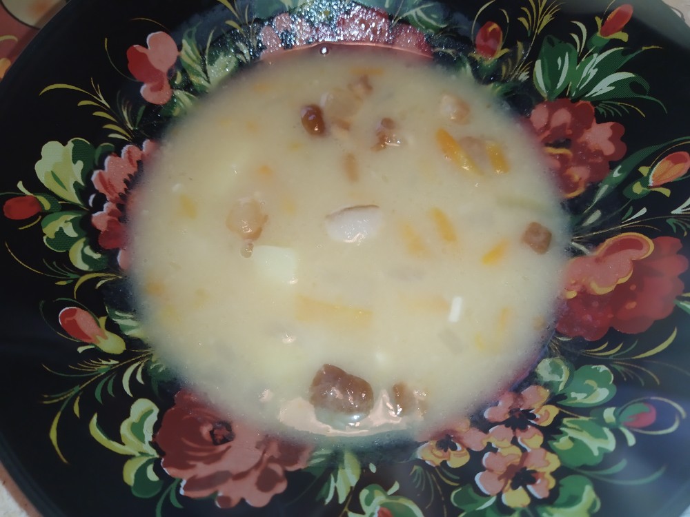Крем-суп из горошка со шкварками