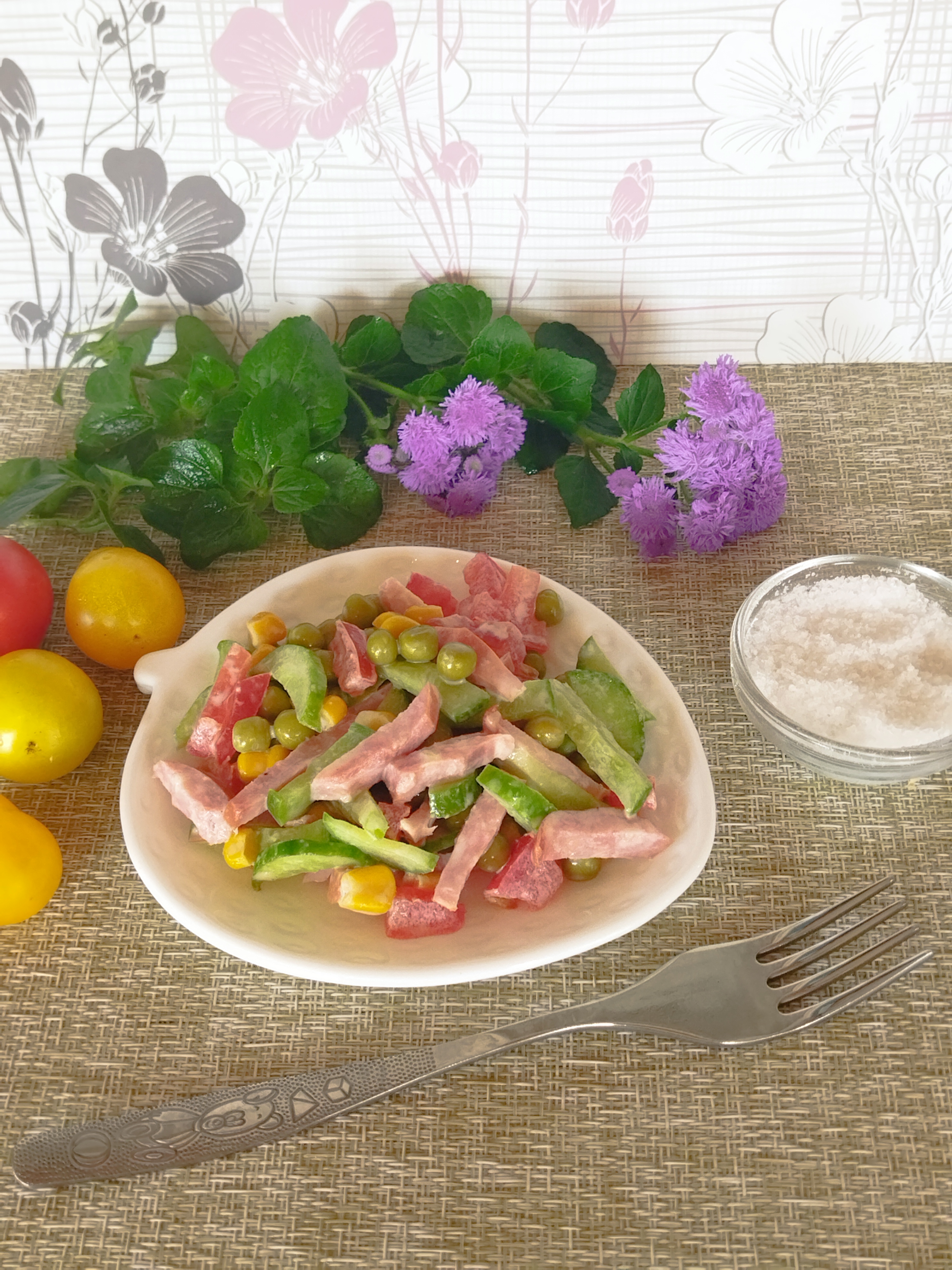 Овощной салат с колбасой