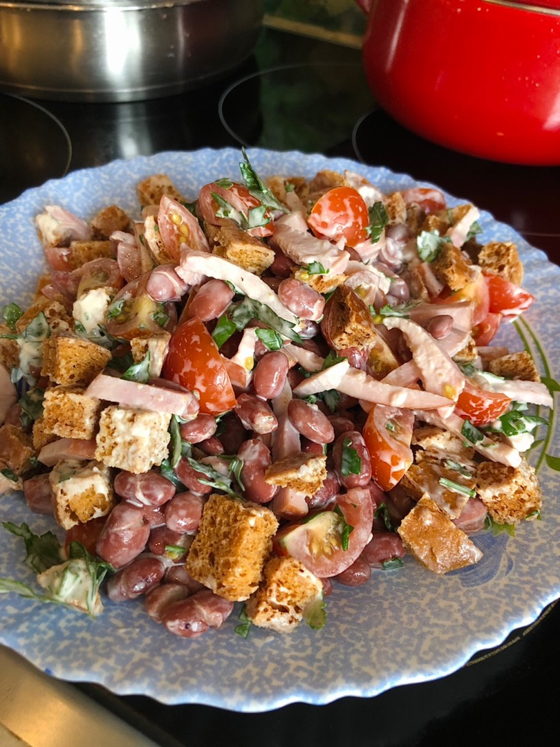 Салат с красной фасолью, копченой колбасой и сухариками