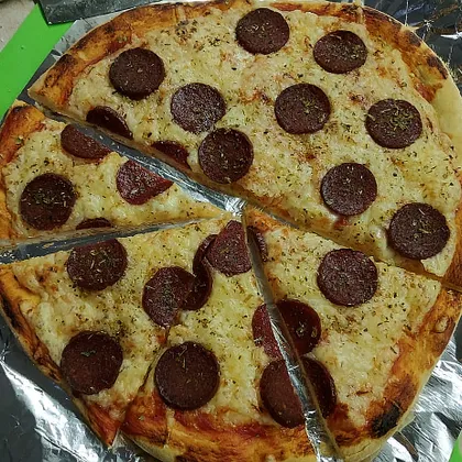 Пицца с колбаской салями