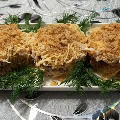 Ореховый салат с кальмарами и шампиньонами