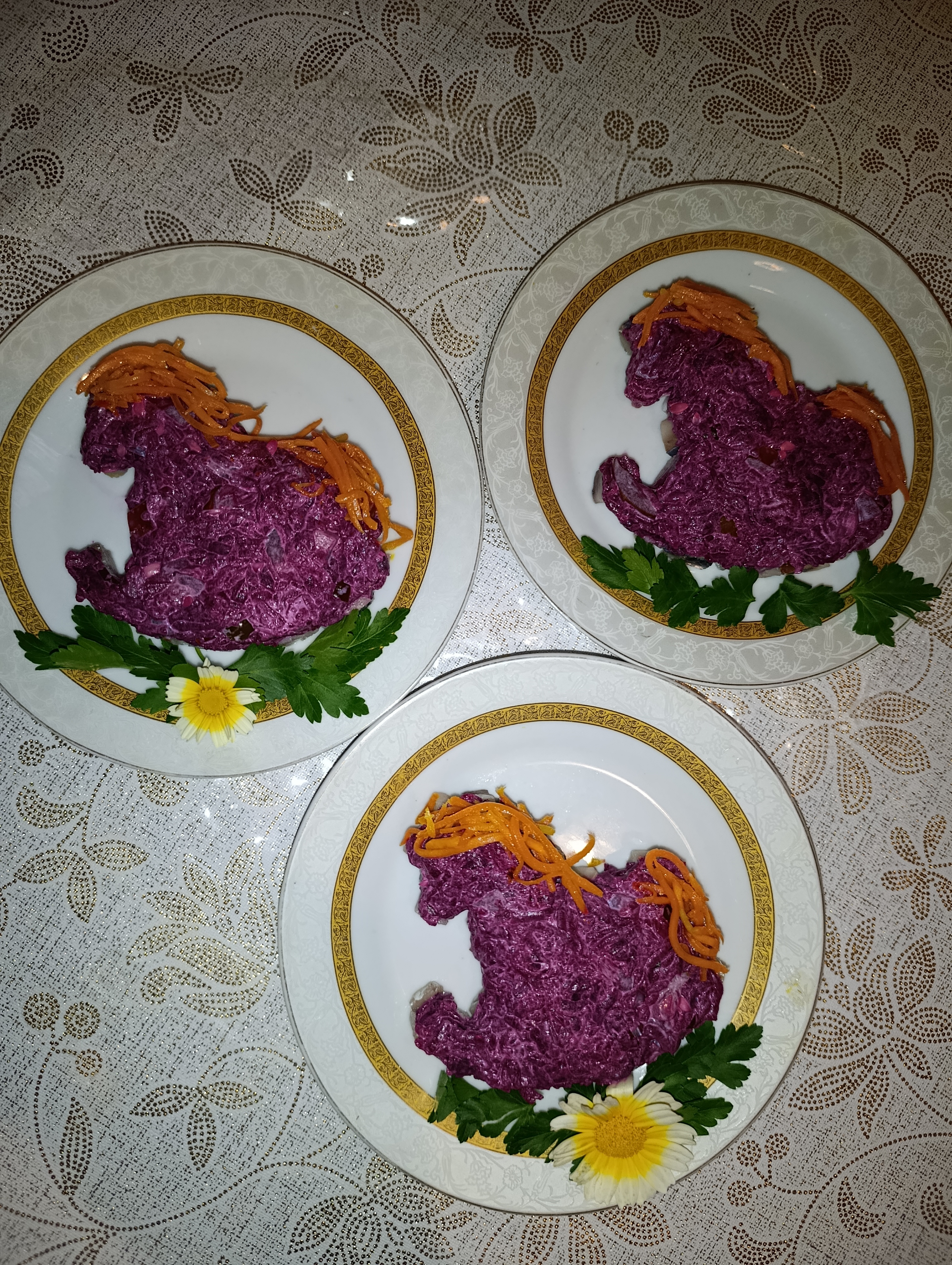 Лошадки с селёдкой, свеклой и солёным огурцом