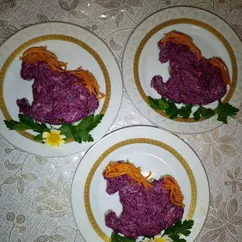 Лошадки с селёдкой, свеклой и солёным огурцом