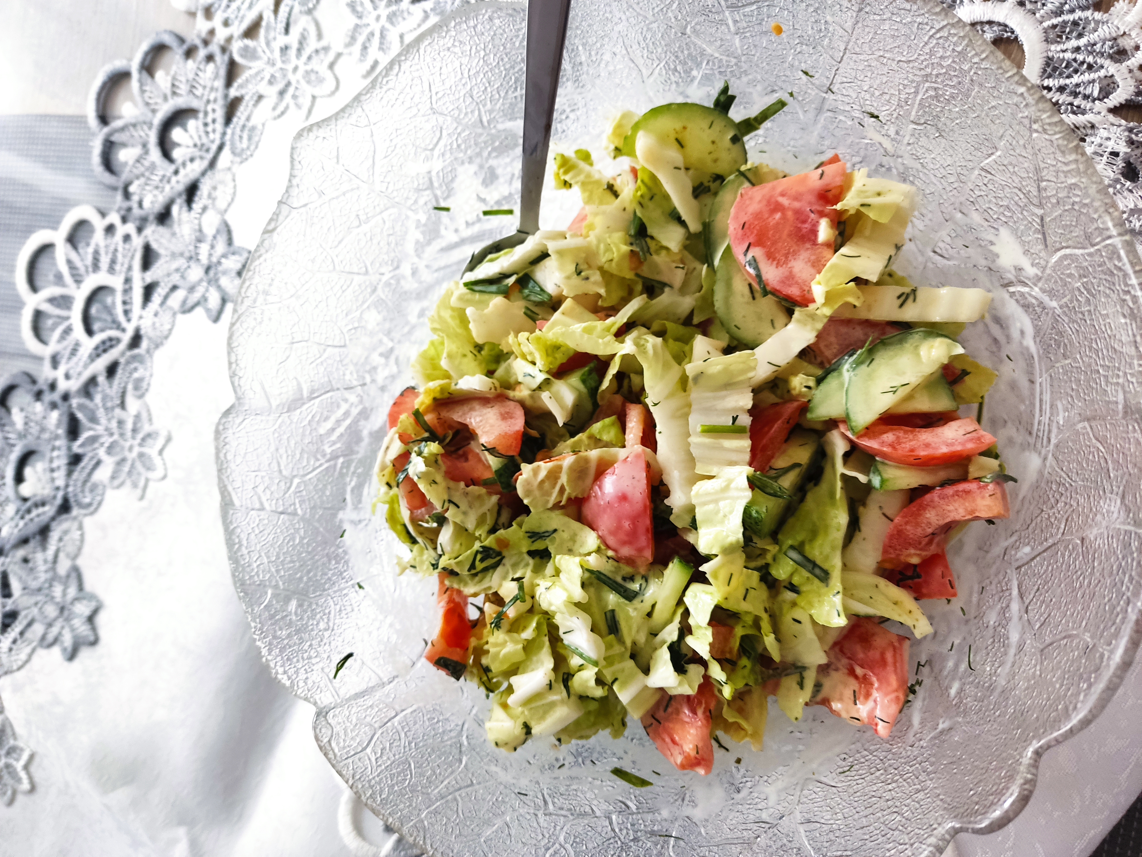 Салат из пекинской капусты, помидоров и огурца