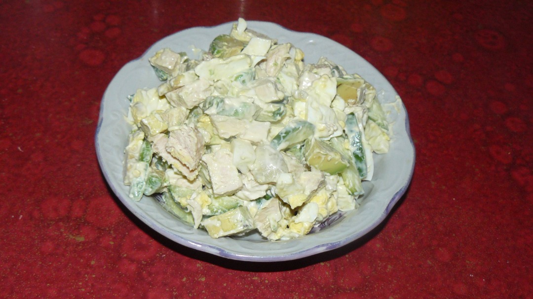 Салат с авокадо, яйцом и курицей
