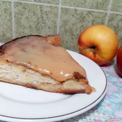 Осенний яблочный пирог с карамельным крем-соусом