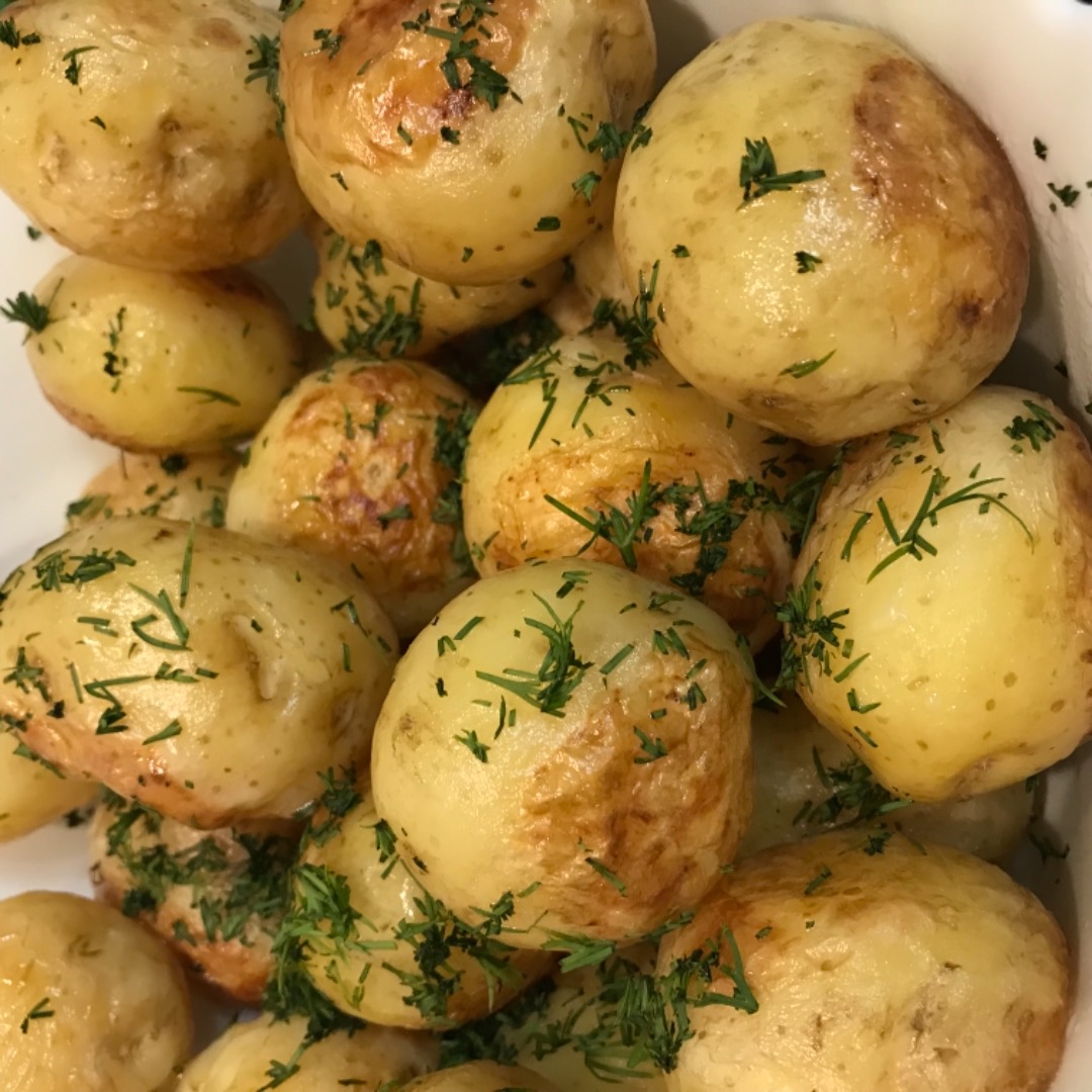 Картофель по-деревенски с чесноком и укропом